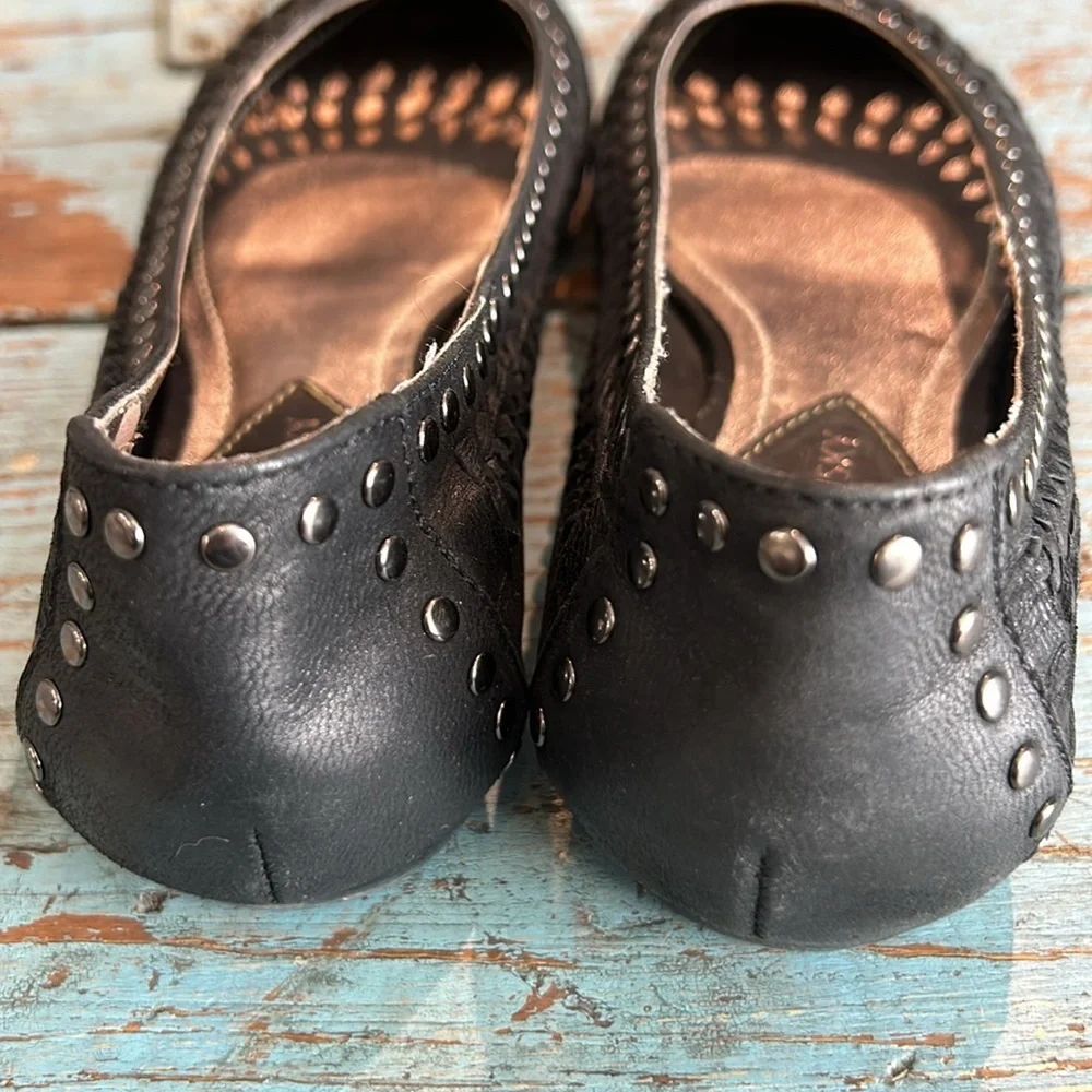 b. MAKOWSKY Black LEATHER FLATS w/  silver studs and perforation detail size 7.5 - Picture 6 of 8